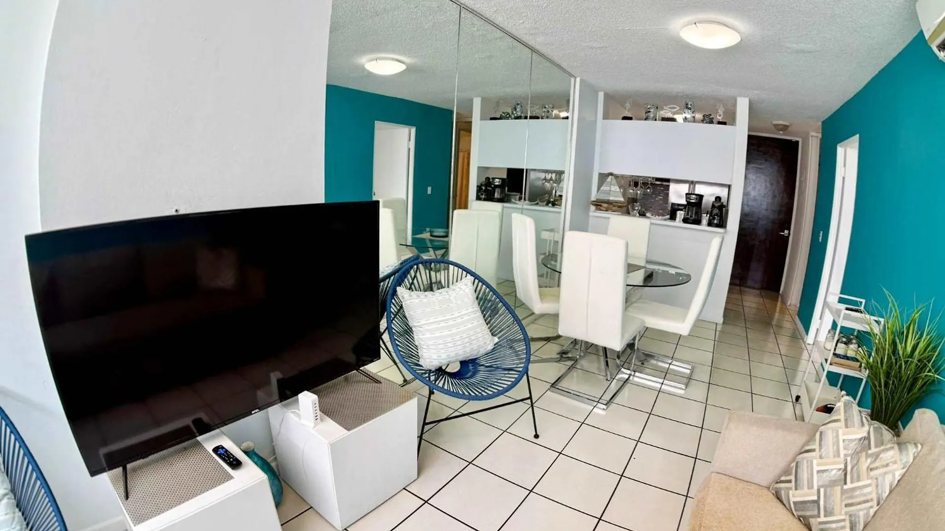Condado Apt- Private Beach, Pool, & Family Ready! San Juan Feriehus